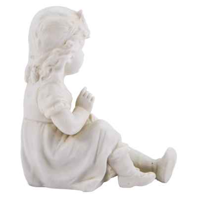 Скульптура «Девочка, вяжущая носок» Европа конец XIX— началоXX вв