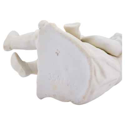 Скульптура «Девочка, вяжущая носок» Европа конец XIX— началоXX вв