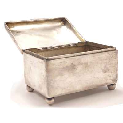 Шкатулка серебрянная 800 пр. IW Польша сер. ХХ в. 424 гр. 13x9 см. Польша середина ХХ века