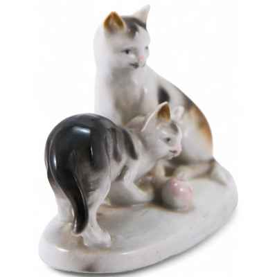 Скульптура Две кошки с клубком фарфор, Wagner & Apel Германия втор. пол. ХХ в. Н-8,2 см. Липпельсдорф (?), Германия Третья четверть XX века