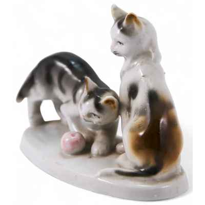 Скульптура Две кошки с клубком фарфор, Wagner & Apel Германия втор. пол. ХХ в. Н-8,2 см. Липпельсдорф (?), Германия Третья четверть XX века
