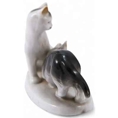 Скульптура Две кошки с клубком фарфор, Wagner & Apel Германия втор. пол. ХХ в. Н-8,2 см. Липпельсдорф (?), Германия Третья четверть XX века