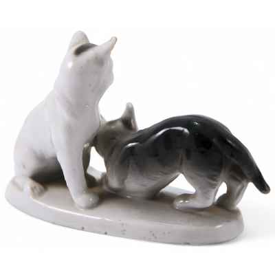 Скульптура Две кошки с клубком фарфор, Wagner & Apel Германия втор. пол. ХХ в. Н-8,2 см. Липпельсдорф (?), Германия Третья четверть XX века