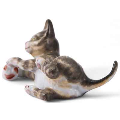 Скульптура Котенок с мячиком фарфор, Аугартен (Augarten) Австрия 1990-е гг. Н-4,2 см. Аугартен, Австрия 1990-гг
