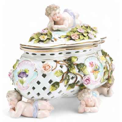 Шкатулка «Пять путти» Зитцендорф 1-я половина XX века