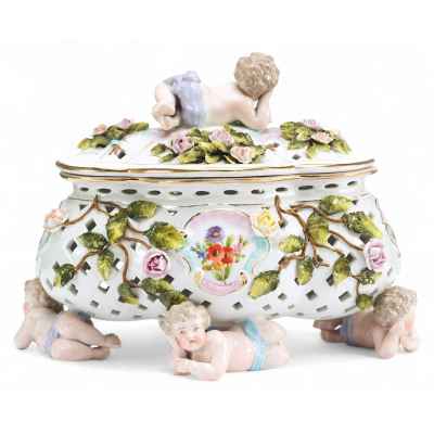 Шкатулка «Пять путти» Зитцендорф 1-я половина XX века