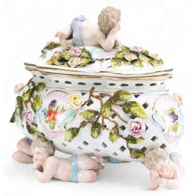 Шкатулка «Пять путти» Зитцендорф 1-я половина XX века