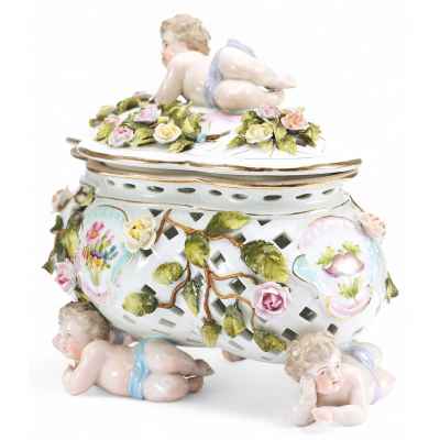 Шкатулка «Пять путти» Зитцендорф 1-я половина XX века