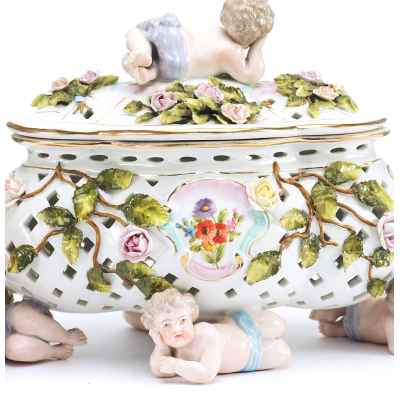 Шкатулка «Пять путти» Зитцендорф 1-я половина XX века