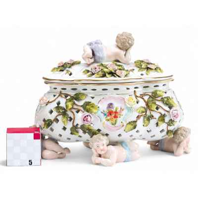 Шкатулка «Пять путти» Зитцендорф 1-я половина XX века