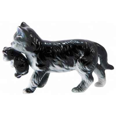 Скульптура Кошка с котенком в зубах серая, фарфор, Европа 1960-80-е гг. 15х9 см. Германия (?) ХХ век