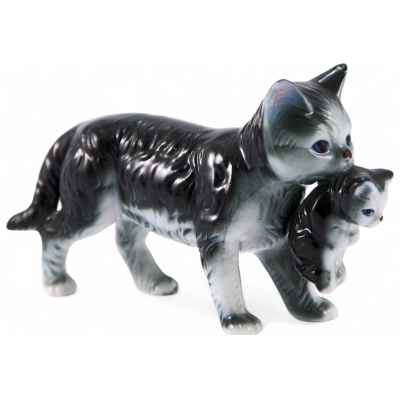 Скульптура Кошка с котенком в зубах серая, фарфор, Европа 1960-80-е гг. 15х9 см. Германия (?) ХХ век