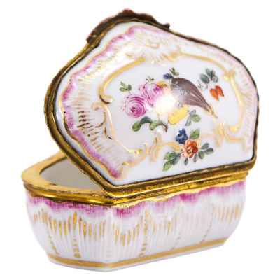 Шкатулка-табакерка в стиле рококо фарфор, Франция 3,5x4,6 см. Франция (?) конец XIX— первая половина XX вв