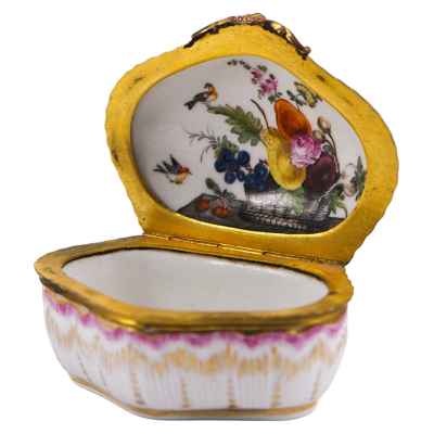 Шкатулка-табакерка в стиле рококо фарфор, Франция 3,5x4,6 см. Франция (?) конец XIX— первая половина XX вв