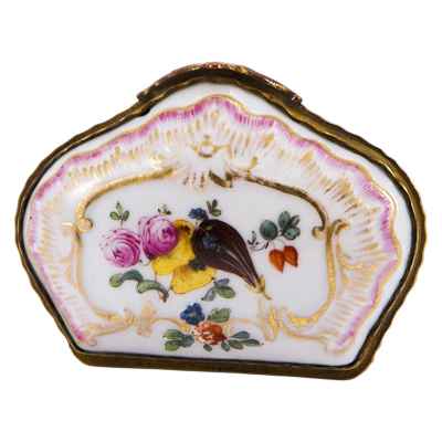 Шкатулка-табакерка в стиле рококо фарфор, Франция 3,5x4,6 см. Франция (?) конец XIX— первая половина XX вв