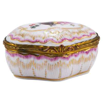 Шкатулка-табакерка в стиле рококо фарфор, Франция 3,5x4,6 см. Франция (?) конец XIX— первая половина XX вв