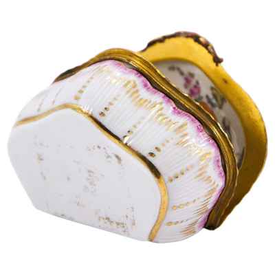 Шкатулка-табакерка в стиле рококо фарфор, Франция 3,5x4,6 см. Франция (?) конец XIX— первая половина XX вв