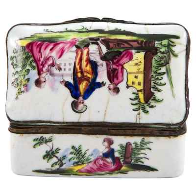 Шкатулка-табакерка Влюбленные в парке фарфор, Европа втор. пол. XVIII в. 3,5x9,2 см. Европа вторая половина XVIII века