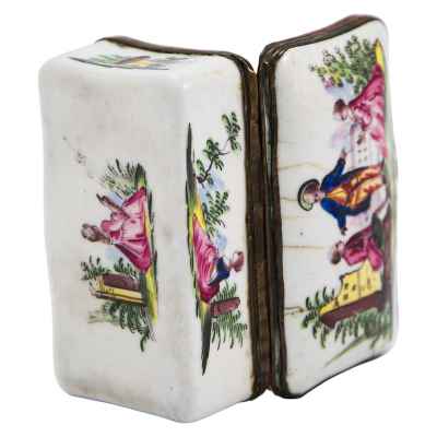 Шкатулка-табакерка Влюбленные в парке фарфор, Европа втор. пол. XVIII в. 3,5x9,2 см. Европа вторая половина XVIII века