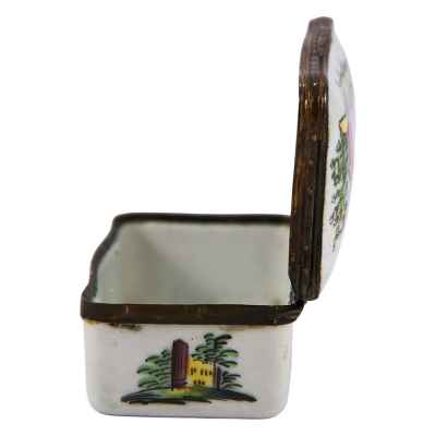 Шкатулка-табакерка Влюбленные в парке фарфор, Европа втор. пол. XVIII в. 3,5x9,2 см. Европа вторая половина XVIII века