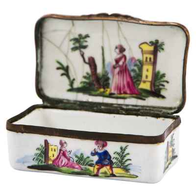 Шкатулка-табакерка Влюбленные в парке фарфор, Европа втор. пол. XVIII в. 3,5x9,2 см. Европа вторая половина XVIII века