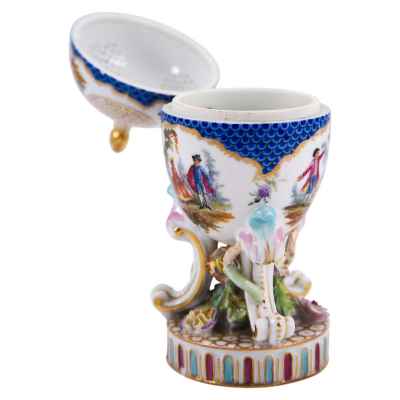 Шкатулка-яйцо с куртуазными сценами фарфор Sächsische Porzellan-Manufaktur кон. XIX в. Н-17,5 см. Потсшаппель, Германия конец XIX — начало XX вв