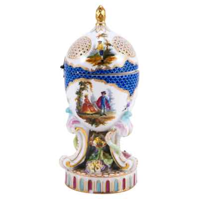 Шкатулка-яйцо с куртуазными сценами фарфор Sächsische Porzellan-Manufaktur кон. XIX в. Н-17,5 см. Потсшаппель, Германия конец XIX — начало XX вв