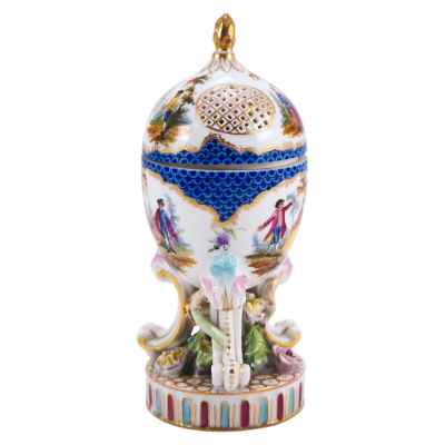 Шкатулка-яйцо с куртуазными сценами фарфор Sächsische Porzellan-Manufaktur кон. XIX в. Н-17,5 см. Потсшаппель, Германия конец XIX — начало XX вв