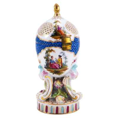 Шкатулка-яйцо с куртуазными сценами фарфор Sächsische Porzellan-Manufaktur кон. XIX в. Н-17,5 см. Потсшаппель, Германия конец XIX — начало XX вв