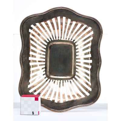 Сухарница  с волнообразными краями. Австро- Венгрия, Вена 1861