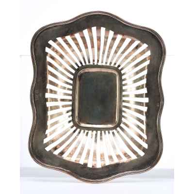 Сухарница  с волнообразными краями. Австро- Венгрия, Вена 1861