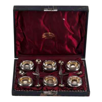 Набор солонок в оригинальном футляре серебро 800 пр. L.Robert-Keusters Бельгия нач. ХХ в. Европа. Антверпен первая половина ХХ века