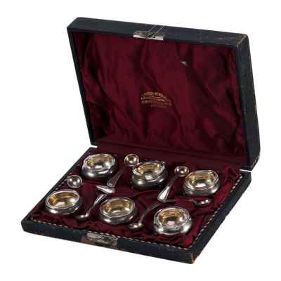 Набор солонок в оригинальном футляре серебро 800 пр. L.Robert-Keusters Бельгия нач. ХХ в. Европа. Антверпен первая половина ХХ века