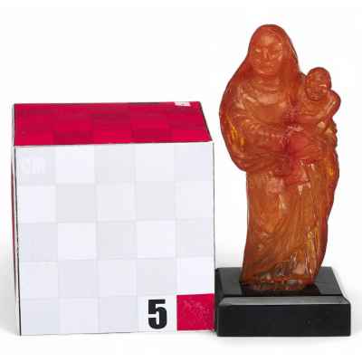 Скульптура янтарная «Богоматерь с младенцем» Европа XIX век