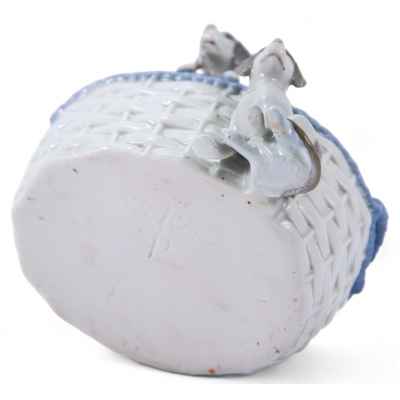 Щенята в корзине фарфор, Фрица Пфейффер в Готе нач. ХХ в. 12,8x12x7,8 см. Гота, Тюрингия (Германия) 1900-1910-гг