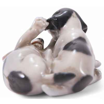 Скульптура Щенки фарфор, Royal Copenhagen Копенгаген, Дания кон. ХХ в. 9,8х5,4 см. Копенгаген, Дания 1969-1974 гг