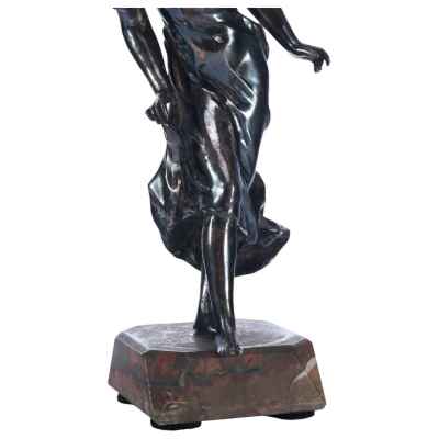 Скульптура девушки в платье Европа начало XX вв