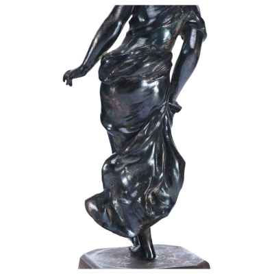 Скульптура девушки в платье Европа начало XX вв