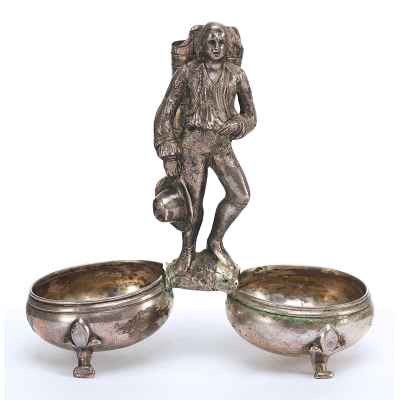 Парные солонки Крестьянин серебро 800 пр. WH Австро-Венгрия 1870-е гг. 12,8x5,5 см. Австрия 1867-1872 гг