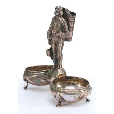 Парные солонки Крестьянин серебро 800 пр. WH Австро-Венгрия 1870-е гг. 12,8x5,5 см. Австрия 1867-1872 гг