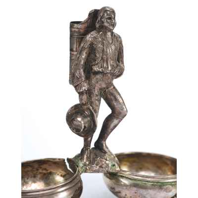 Парные солонки Крестьянин серебро 800 пр. WH Австро-Венгрия 1870-е гг. 12,8x5,5 см. Австрия 1867-1872 гг