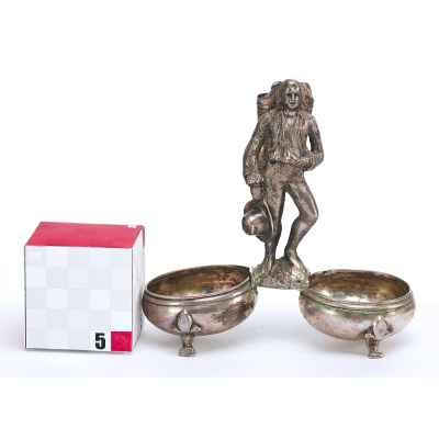 Парные солонки Крестьянин серебро 800 пр. WH Австро-Венгрия 1870-е гг. 12,8x5,5 см. Австрия 1867-1872 гг