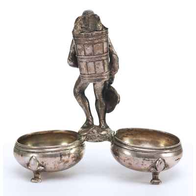 Парные солонки Крестьянин серебро 800 пр. WH Австро-Венгрия 1870-е гг. 12,8x5,5 см. Австрия 1867-1872 гг