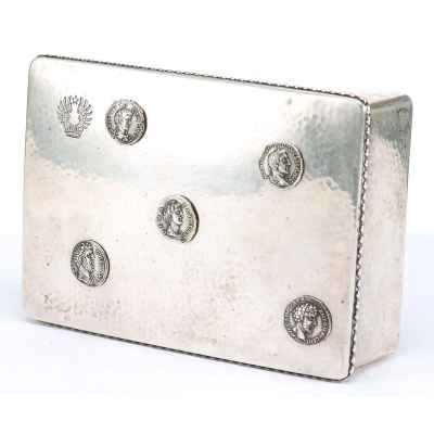 Шкатулка украшенная изображением пяти древнеримских денариев.  Швеция Начало XX века