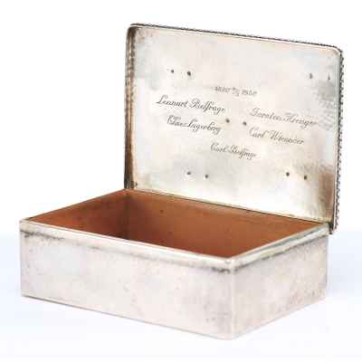 Шкатулка украшенная изображением пяти древнеримских денариев.  Швеция Начало XX века