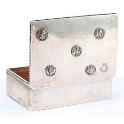 Шкатулка украшенная изображением пяти древнеримских денариев.  Швеция Начало XX века