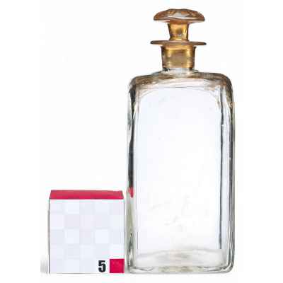 Штоф стекло, золочение Богемия кон. XVIII в. Н-17,5 см. Богемия последняя четверть XVIII века