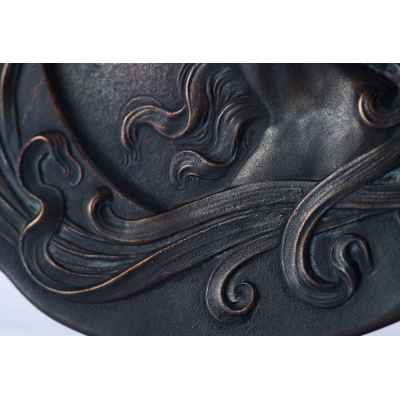 Декоративная тарелка с изображением головы женщины в обрамлении гирлянды лилельных цветов. Франция 1900