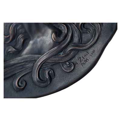 Декоративная тарелка с изображением головы женщины в обрамлении гирлянды лилельных цветов. Франция 1900