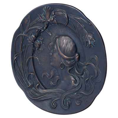 Декоративная тарелка с изображением головы женщины в обрамлении гирлянды лилельных цветов. Франция 1900